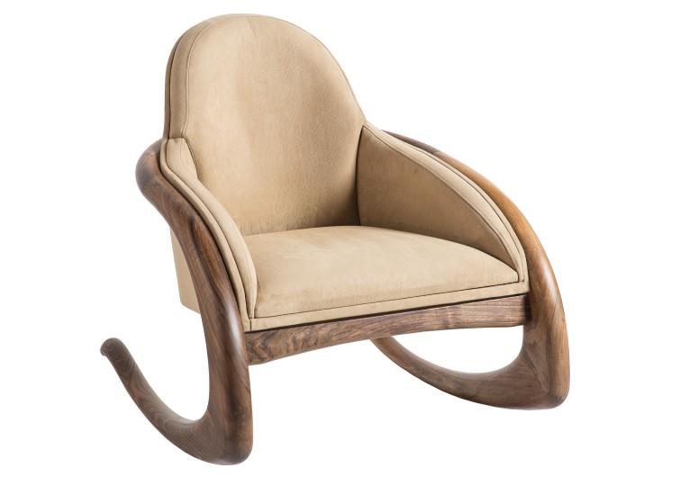 Кресло-качалка Crve из древесины грецкого ореха.
