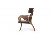 Кресло из натуральной древесины.