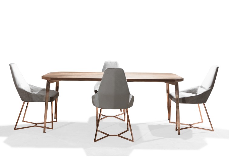 Обеденный стол Rodok в комплекте со стульями.
