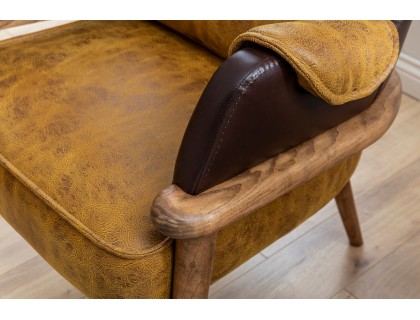 Кресло Bugatti с декором из натуральной древесины.